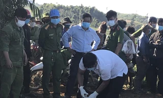 Lực lượng chức năng đưa thi thể bà Sáng đi mai táng