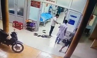 Thuận có hành vi đánh anh Hòa và được camera an ninh ghi lại