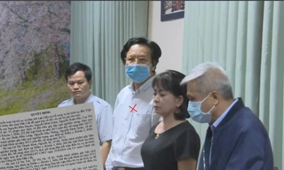 Cơ quan điều tra đọc lệnh bắt ông Doãn Hữu Long (dấu X) và các thuộc cấp