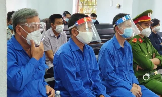 Trịnh Sướng (ngoài cùng bên trái) cùng các đồng phạm tại phiên xét xử sơ thẩm