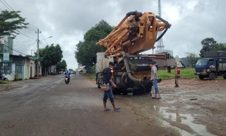 Tài xế công ty bê tông Long Phát xả chất bẩn ra đường Phan Huy Chú