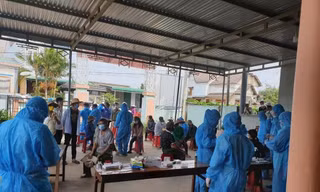 Cơ quan chức năng làm xét nghiệm cho người dân ở xã Vụ Bổn