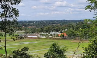 Toàn cảnh nhà của một người dân ở buôn Kŏ Mliâo xây dựng sát ruộng