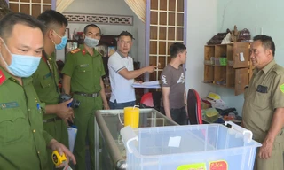 Công an kiểm tra nhà ở của Tùng