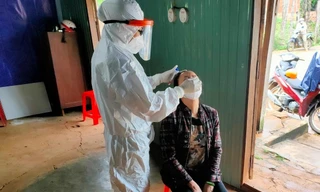 Cơ quan chức năng lấy mẫu xét nghiệm những trường hợp liên quan đến 5 ca bệnh