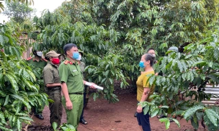 Công an xã Ea Kênh, huyện Krông Pắk tuyên truyền để người dân đề phòng các loại tội phạm dịp cuối năm, nhất là nạn trôm nông sản