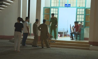 Công an đưa 4 đối tượng về trụ sở làm việc