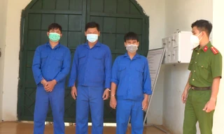 Dùng nước ngọt trộn mắm tôm tạt vào shop quần áo để dằn mặt