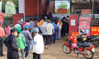 Người dân khai báo ở chốt kiểm soát dịch COVID-19 ở xã Hòa Phú, TP Buôn Ma Thuột
