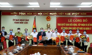 Phó Chủ tịch UBND tỉnh Đắk Lắk Võ Văn Cảnh trao quyết định bổ nhiệm và tặng hoa cho các nhân sự mới