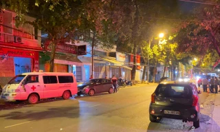 Cơ quan chức năng huy động người và phương tiện phun khử khuẩn tại Văn phòng nhà xe Tiến Oanh ở đường Hai Bà Trưng, TP Buôn Ma Thuột