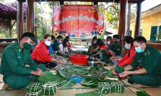 Bộ đội biên phòng gói bánh chưng tặng người dân vùng biên giới