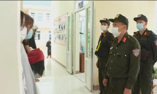 Lực lượng công an có mặt kịp thời ngăn chặn nữ sinh đánh nhau