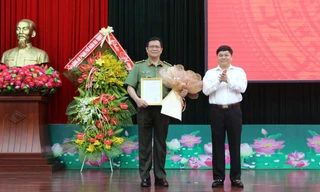 Phó Bí thư Thường trực Tỉnh ủy Đắk Lắk Phạm Minh Tấn trao quyết định, tặng hoa chúc mừng đại tá Lê Vinh Quy