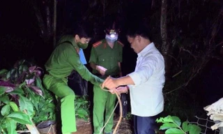 Công an khám nghiệm hiện trường trong đêm