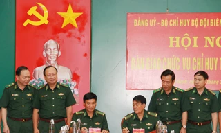 Đại tá Lê Hồng Vương và đại tá Lê Văn Vỹ ký biên bản bàn giao chức vụ.