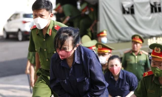 Dẫn giải bị cáo Lê Thị Tuyết vào phòng xử án.