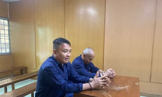 Hai bị cáo tại phiên tòa.