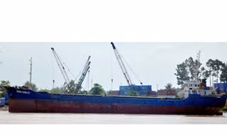 Tạm giữ một tàu vận chuyển chất thải nguy hại