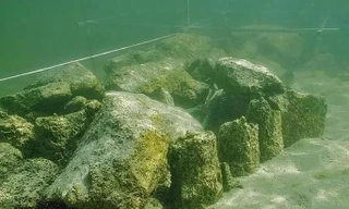 Một phần của cấu trúc thời đồ đá đã lộ diện khi trầm tích bị lấy bớt. Ảnh: CEN.