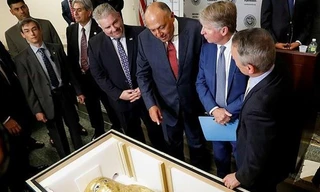 Quan tài bằng vàng 2.000 năm tuổi đã được trao trả cho Ai Cập. (Nguồn: Reuters)