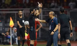 HLV Park nhận thẻ đỏ khi Việt Nam đang dẫn Indonesia 3-0 ở chung kết SEA Games. Ảnh: Lâm Thỏa.