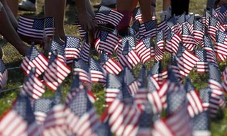 3.000 cờ Mỹ được cắm ở một công viên thuộc Winnetka, bang Illinois đề tưởng niệm các nạn nhân xấu số vụ 11/9/2001 vào hôm 10/9/2013