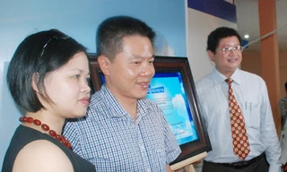 Từ trái qua: Nhà văn Phan Việt, GS Ngô Bảo Châu và ông Nguyễn Minh Nhựt, Giám đốc NXB Trẻ, trong lễ ra mắt tủ sách “Cánh cửa mở rộng”