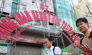 Ai cho phép phòng khám Trung Quốc ‘lộng ngôn’?