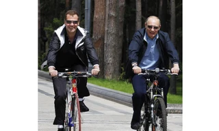 Khi 'quan lớn' đi xe đạp