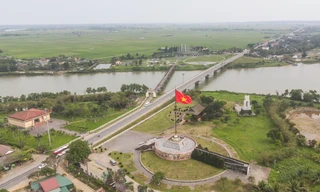 Chuyện thú vị xoay quanh cột cờ bên bến Hiền Lương, nơi diễn ra Lễ Thượng cờ Tiền Phong Marathon 2025