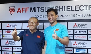 Quế Ngọc Hải dành lời tri ân thầy Park, cam kết dùng chiếc Cúp vô địch làm quà chia tay