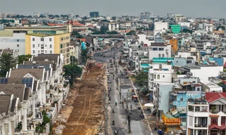 Lái xe lách qua lô cốt, cột điện giữa tuyến đường 2.300 tỷ đồng ở TPHCM