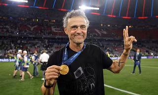 Vô địch và đi vào lịch sử, Luis Enrique hoàn tất ước nguyện với cô con gái đã mất