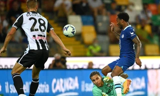 Có bàn ra mắt Chelsea, Sterling vẫn mang danh 'chân gỗ' 