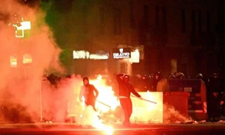 Bạo lực kinh hoàng ở bóng đá Italia: Hooligan tấn công cảnh sát bằng gậy bóng chày