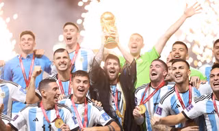Tại sao Messi mặc áo choàng đen nâng Cúp, và nó có ý nghĩa gì?