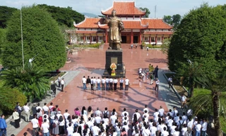 Tập thể cán bộ, phóng viên, nhân viên báo Tiền Phong dâng hương tưởng nhớ vua Quang Trung tại miền đất võ
