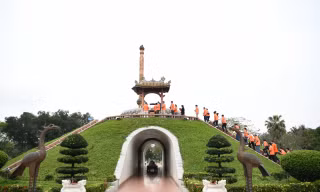 Vào Thành cổ, thắp một nén nhang viếng người nằm dưới cỏ...