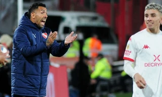 Carlos Tevez sốc khi các học trò đá bóng giỏi nhưng không biết 2+2 bằng mấy 