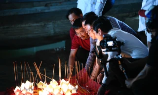 Tiền Phong Marathon 2025: Hoa đăng thắp sáng 'dòng sông hoa đỏ'