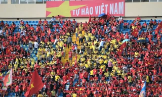 ĐT Việt Nam và ĐT Syria chưa đến, đại kỳ đã xuất hiện ở Thiên Trường 