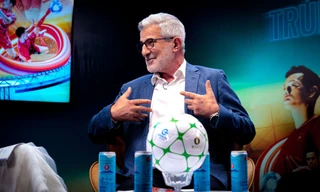 HLV Calisto nhận quân, sẵn sàng tái xuất trên đường pitch trong trận giao hữu 'Thế hệ vàng'