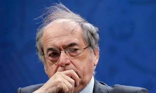 Chủ tịch 81 tuổi của LĐBĐ Pháp nát rượu, gạ gẫm nữ tuyển thủ, đòi nhân viên nữ ‘chơi trò ba người’