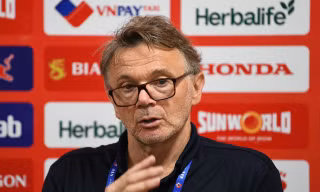 HLV Troussier tiết lộ lý do loại Văn Lâm, nói Công Phượng chỉ ở mức chấp nhận được