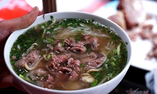 Bát bún, phở đồng loạt tăng 5.000 đồng, chủ quán nói do hành, thịt, cua đều gánh thêm thuế