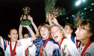 Những điều chưa biết về kỳ World Cup nữ đầu tiên, gọi là Cúp kẹo viên, đá 80 phút và không có thưởng