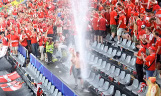 'Nhìn mặt sân xấu, mái dột nước ở EURO 2024, thế giới nên tới Qatar học cách tổ chức giải đấu lớn'