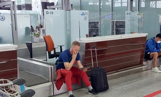 Tuyển Thái rút quân, HLV Mano Polking nghiên cứu chiến thuật ngay tại sân bay