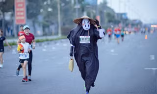 Bác sĩ nổi tiếng đeo mặt nạ giấu mặt khi chạy: Dành sự trang nghiêm, tự hào ở Tiền Phong Marathon